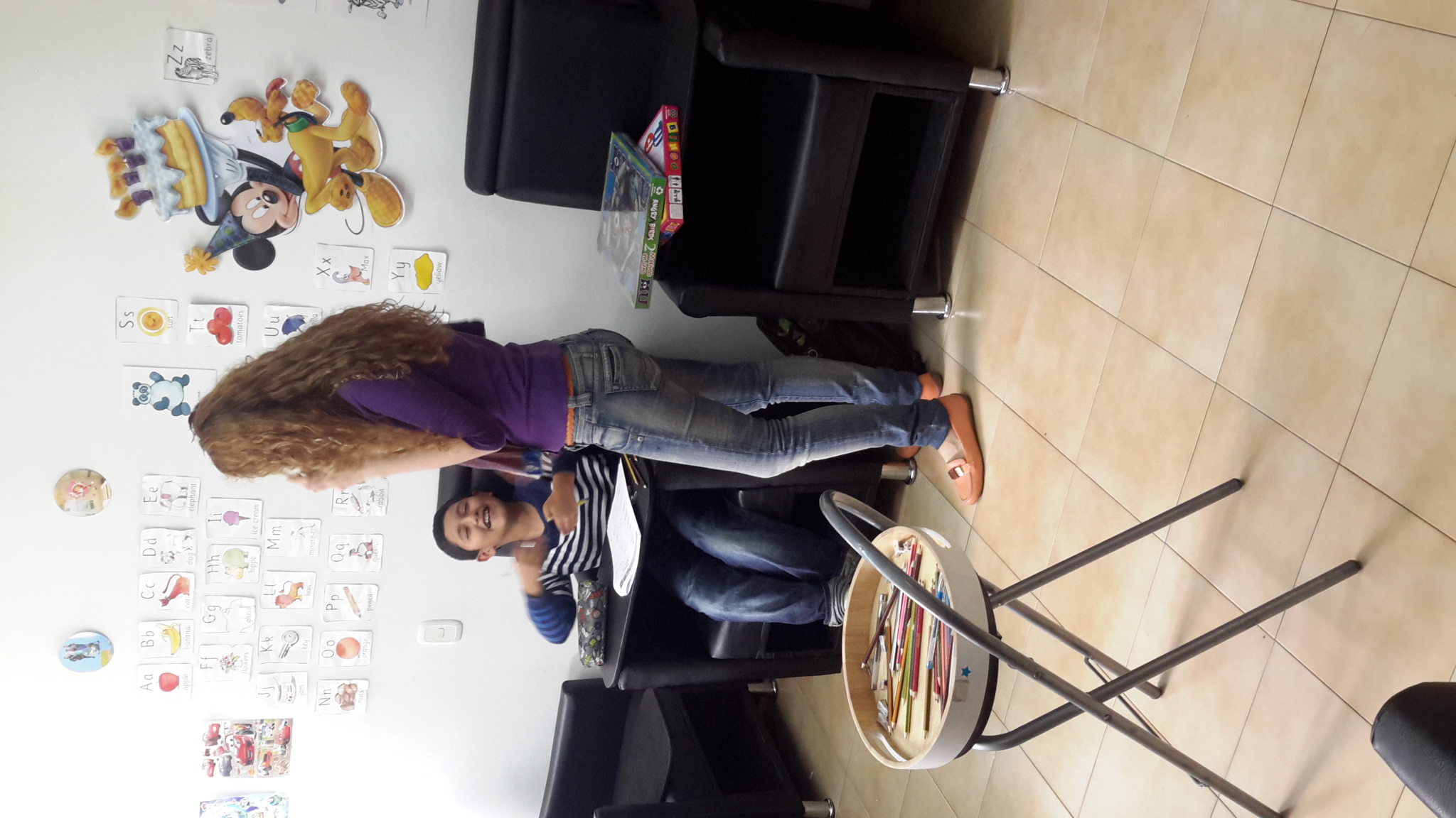 Niños disfrutando aprendiendo inglés